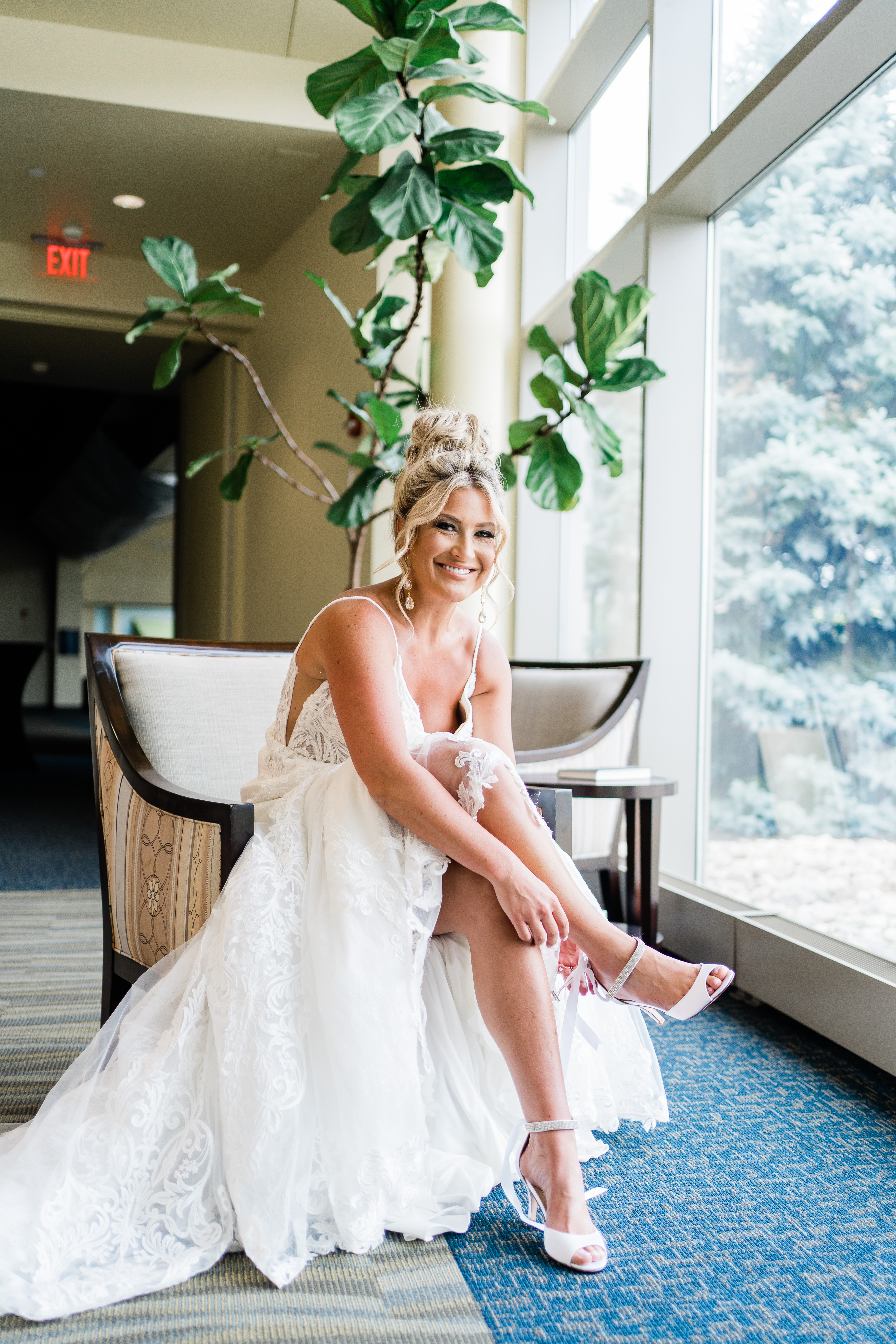 Fort Wayne wedding photographer captures bride putting on shoes