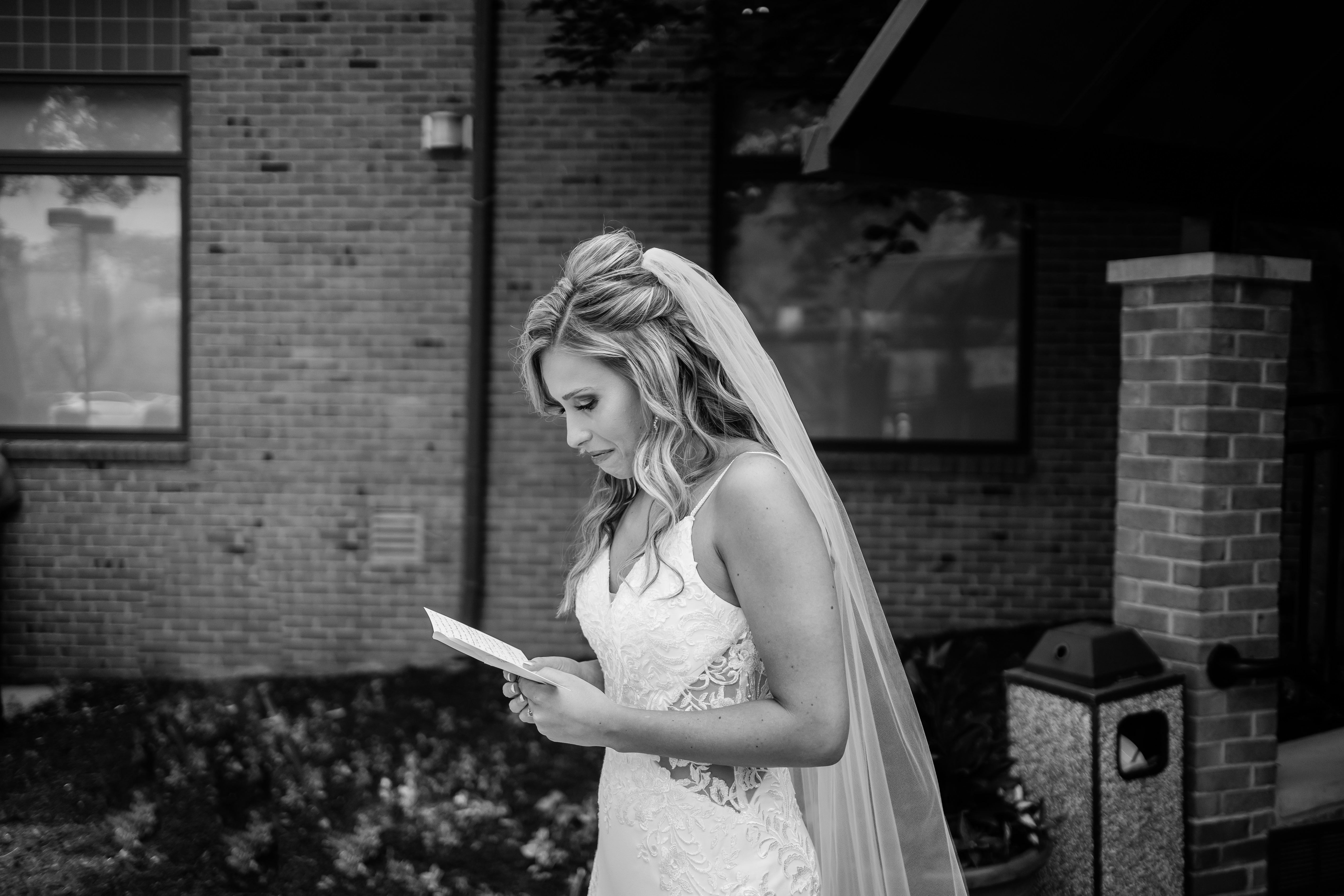 Fort Wayne wedding photographer captures bride reading letter from groom