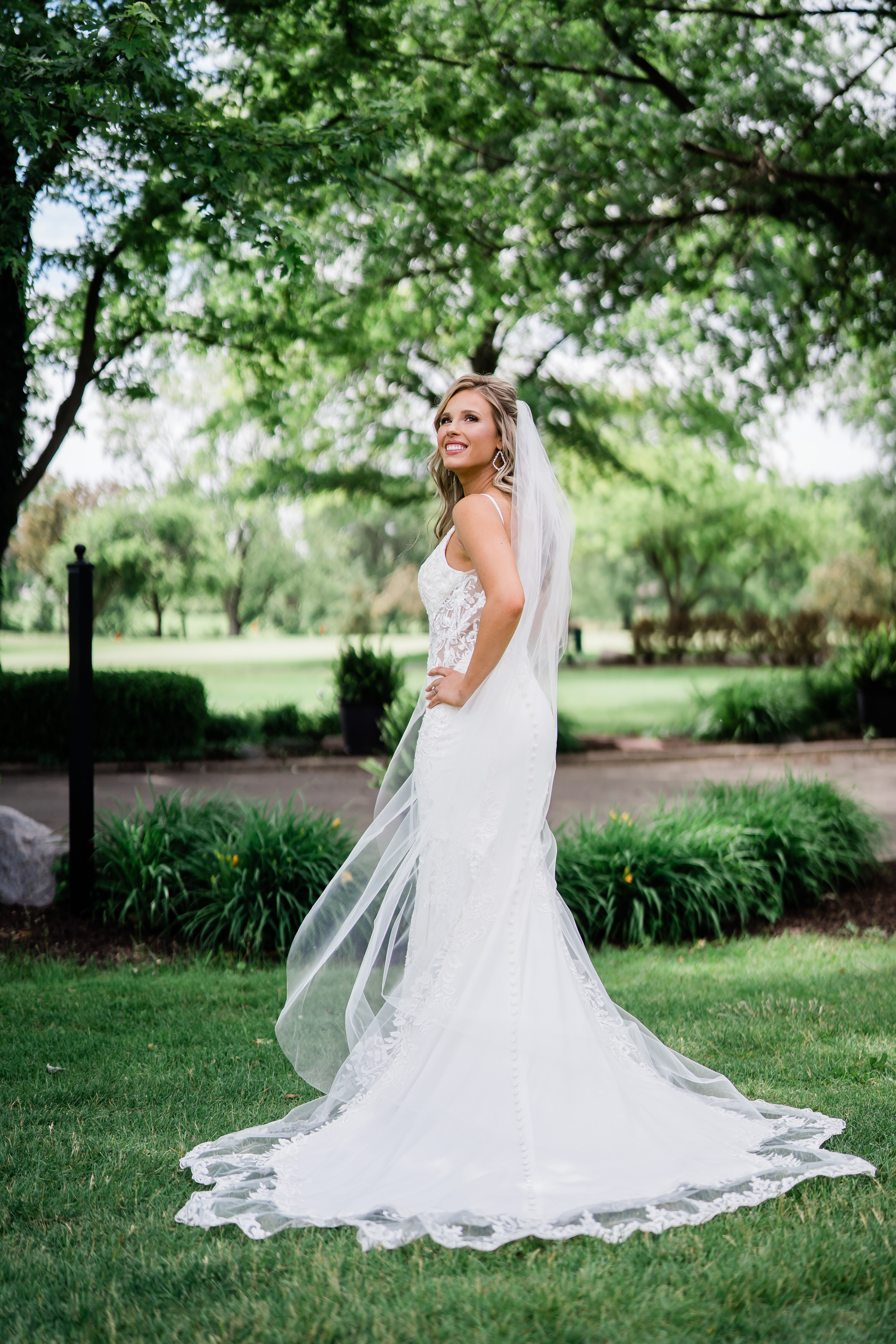 Fort Wayne wedding photographers capture bride smiling