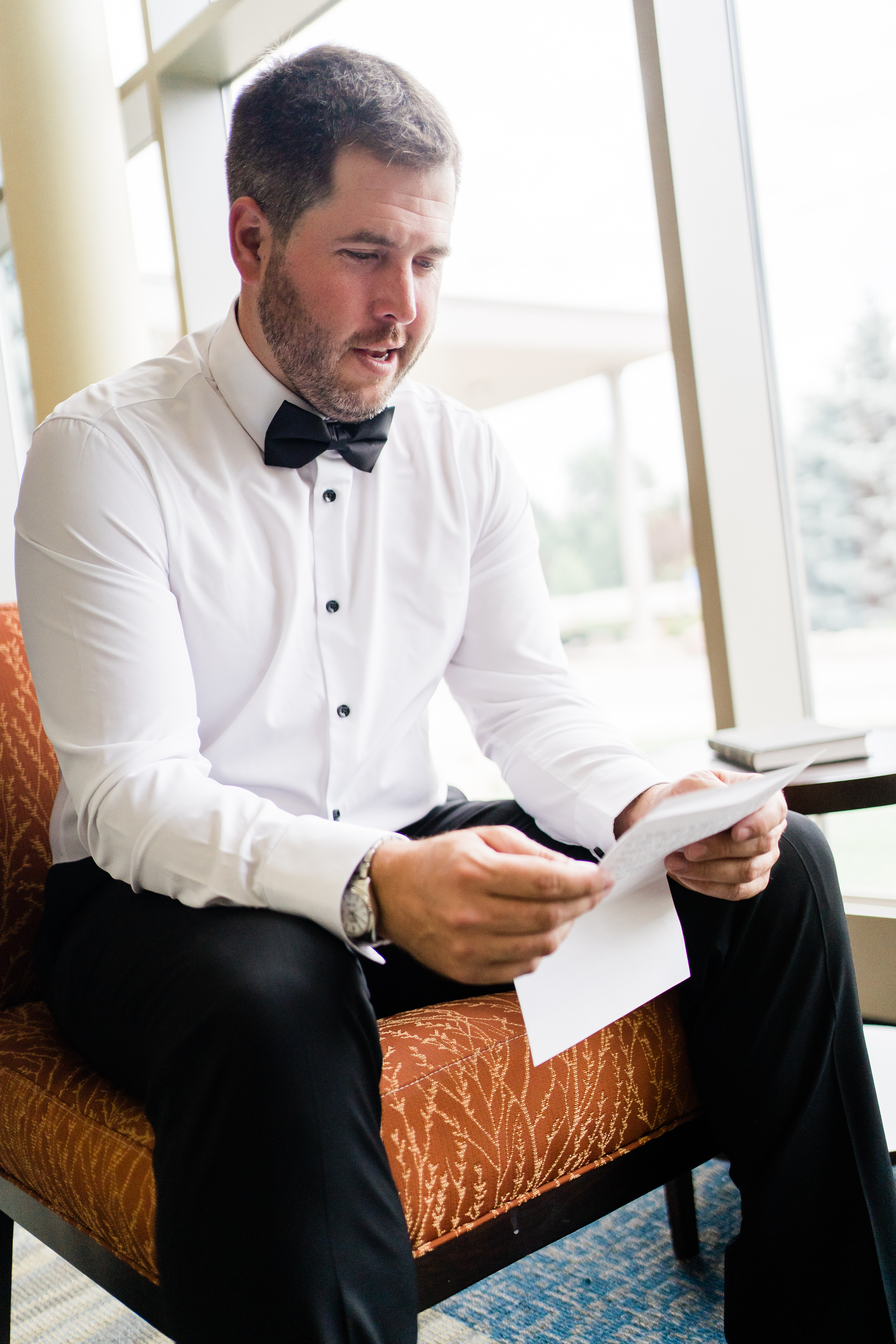 Fort Wayne wedding photographer captures groom reading letter