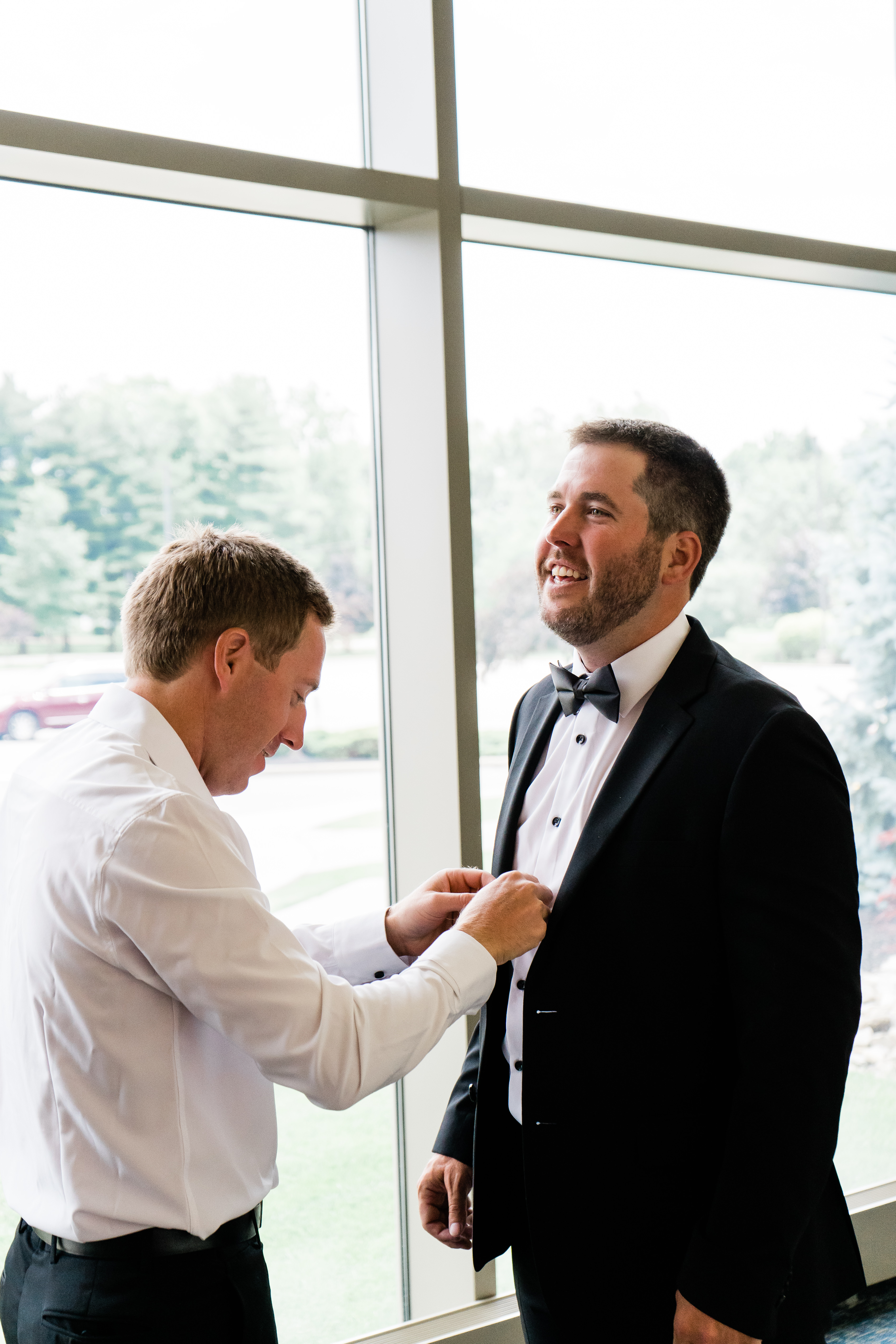 Fort Wayne wedding photographer captures groom getting ready with groomsmen