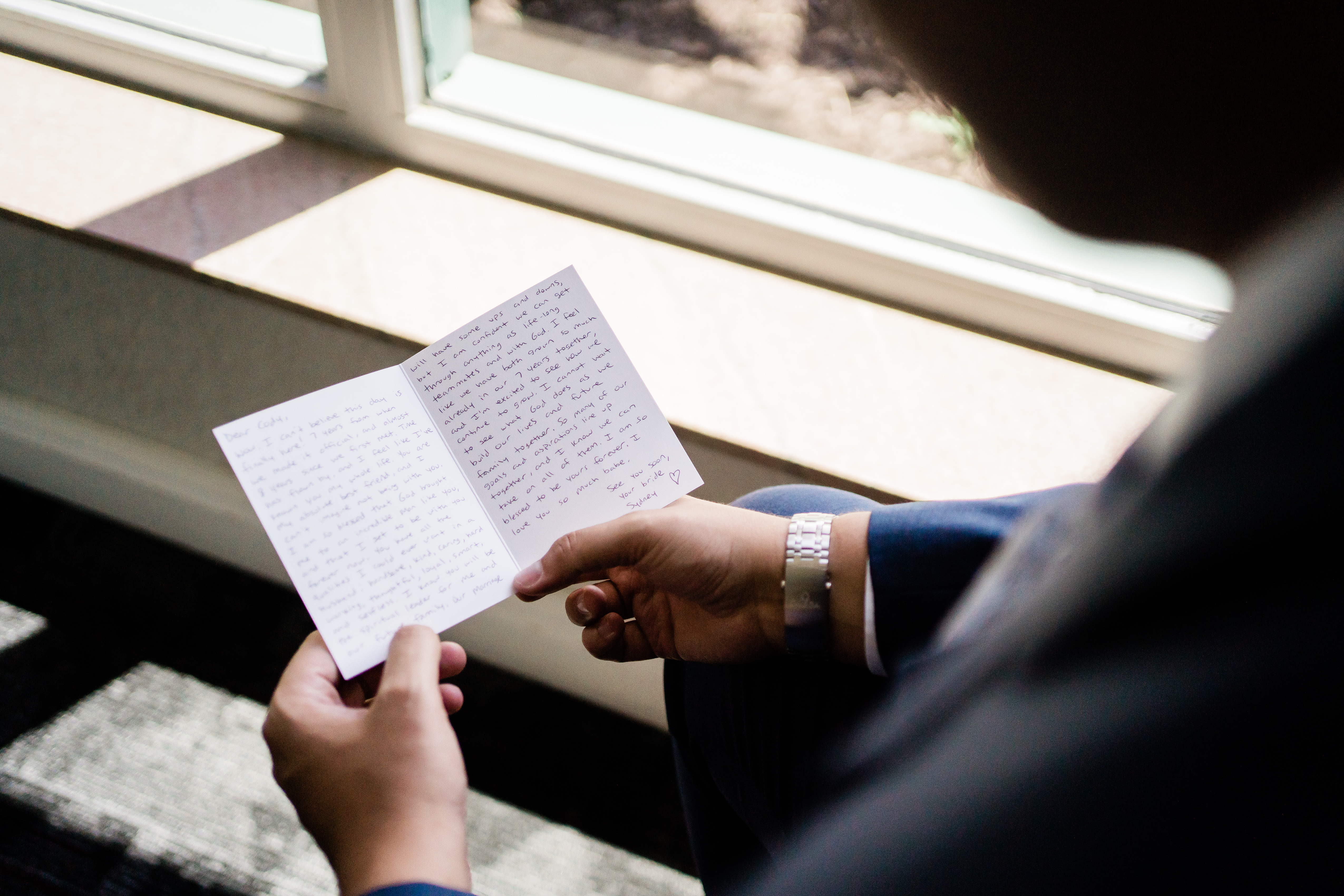Fort Wayne wedding photographer captures groom reading letter from bride